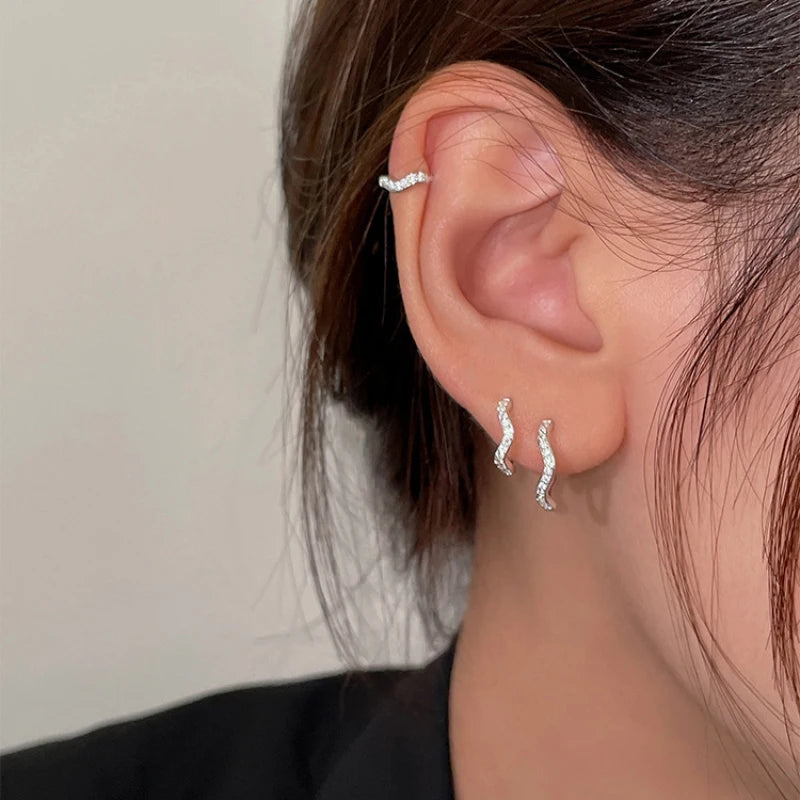 Minimal Wave Hoop Earrings